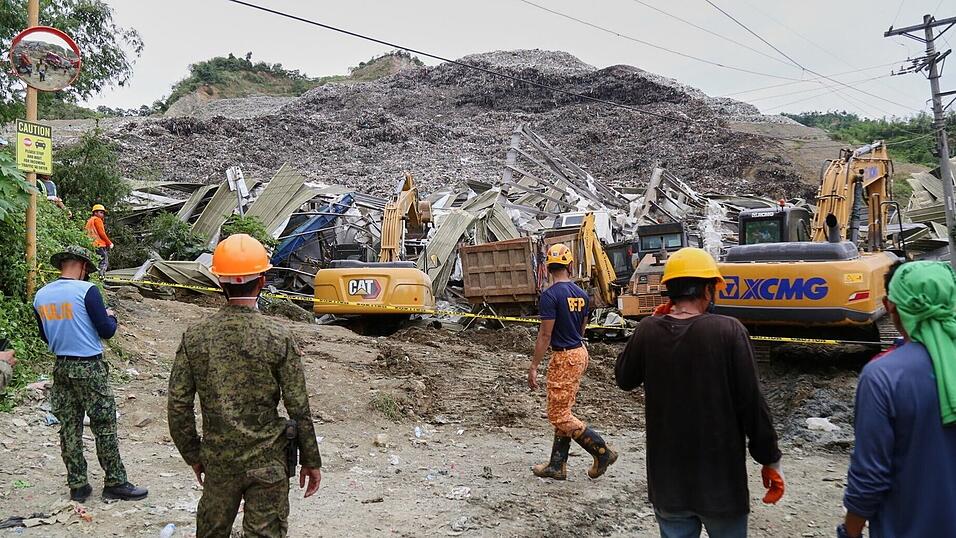 Rettungskr&auml;fte suchten auch in der Nacht weiter nach Vermissten.