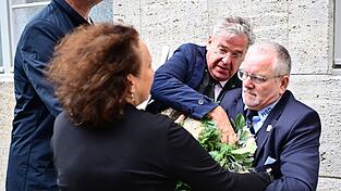 In der Gedenkstätte Deutscher Widerstand kommt es zu einem Handgemenge, als Tobias Korenke (Mitte), Großneffe Dietrich Bonhoeffers vor einer Gedenkveranstaltung der Bundesregierung versucht, einen Kranz der AfD zu entfernen. In der Gedenkstätte Deutscher Widerstand kommt es zu einem Handgemenge, als Tobias Korenke (Mitte), Großneffe Dietrich Bonhoeffers vor einer Gedenkveranstaltung der Bundesregierung versucht, einen Kranz der AfD zu entfernen.