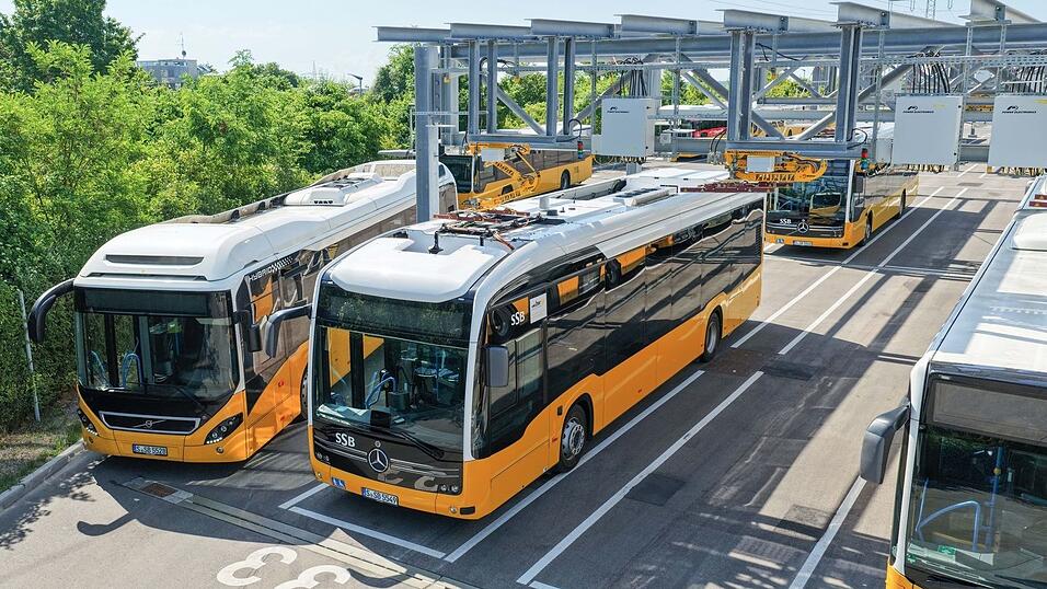 Die Umr&uuml;stung der Busflotten in Deutschland schafft einer Analyse zufolge Tausende Arbeitspl&auml;tze. (Archivbild)
