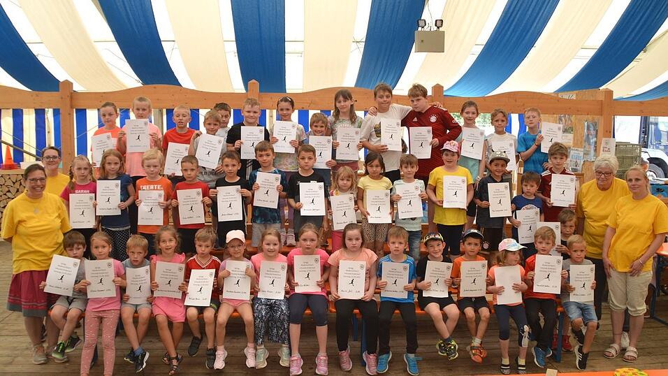 Die Teilnehmer des Kinderlaufes freuten sich &uuml;ber ihre Urkunden und Pr&auml;sente.