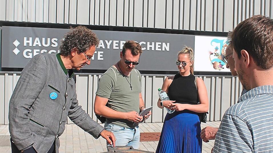 Architekt Stefan Traxler (l.) führte im Zuge der 'Architektouren' am Sonntag durch und um das Haus der Bayerischen Geschichte. Architekt Stefan Traxler (l.) führte im Zuge der 'Architektouren' am Sonntag durch und um das Haus der Bayerischen Geschichte.