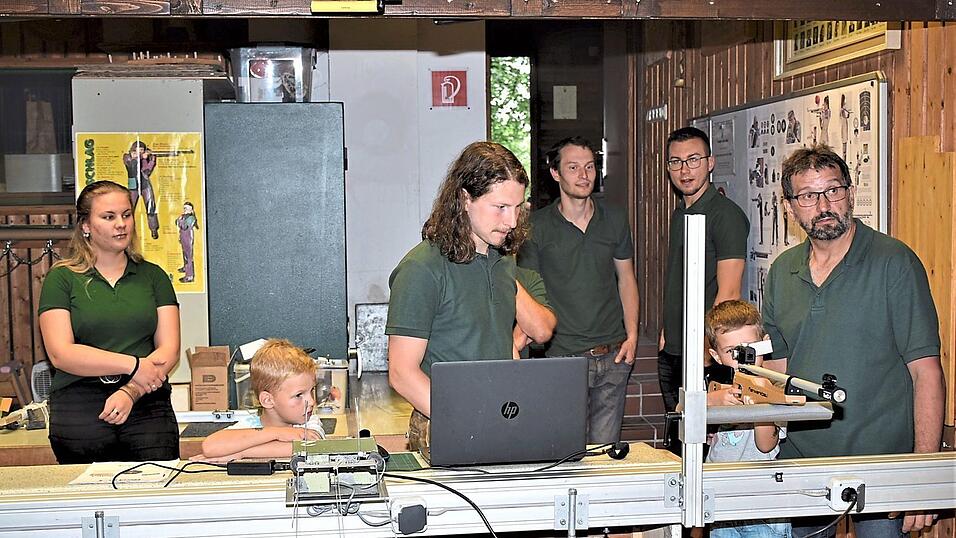 Der erste 'Jungschütze' am neuen Lichtgewehr der Rötzer Feuerschützen war Kilian Reil (Zweiter von links). Nicht nur er schaut zu, wie sich sein Bruder Korbinian macht.