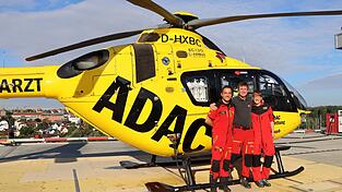 Rettungseins&auml;tze sind Teamarbeit - und die Drei verstehen sich ganz offensichtlich: Pilot Stephan Wanner (Mitte) mit Rettungsassistent Stefan Hedrich und Not&auml;rztin Alexandra Marquardt.