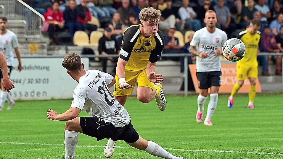 Vilzing mit Sedlaczek Simon (in Gelb) scheiterte an Aubstadt mit Egor Zelenskiy. Die engagiert spielenden Hausherren kassierten die vier Gegentore nach langen Bällen und bissen sich am Gästetorwart die Zähne aus. Vilzing mit Sedlaczek Simon (in Gelb) scheiterte an Aubstadt mit Egor Zelenskiy. Die engagiert spielenden Hausherren kassierten die vier Gegentore nach langen Bällen und bissen sich am Gästetorwart die Zähne aus.