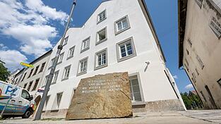 Der Umbau zur Polizeistation soll Hitlers Geburtshaus in &Ouml;sterreich f&uuml;r Neonazis unattraktiv machen.