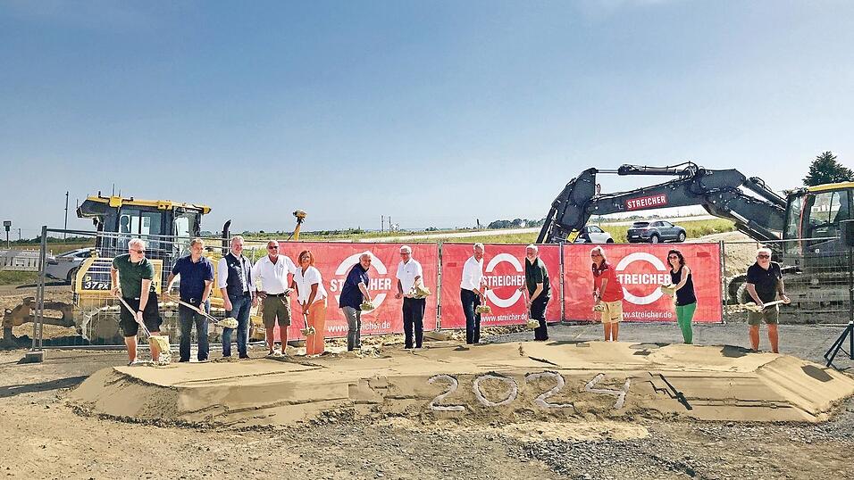 Lie&szlig;en den lockeren Sand beim Spatenstich geh&ouml;rig fliegen (v.l.): Stadtrat Peter Stranninger, Oberbauleiter Alexander Eder von der Firma Streicher, Bezirksrat Franz Schreyer, Stadtrat Martin Wackerbauer, Tiefbauamtsleiterin Cristina Pop, B&uuml;rgermeister Dr. Albert Solleder, Berufsm&auml;&szlig;iger Stadtrat Alois Lermer, Oberb&uuml;rgermeister Markus Pannermayr, Stadtrat Herbert Beck, Stadtrat Peter Euler, Wirtschaftsf&ouml;rderin Daniela Bachmeier und Stadtrat Peter Mittermeier.