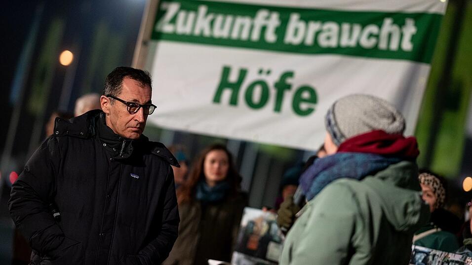 Bundeslandwirtschaftsminister Cem Özdemir hört sich an, was Aktivisten bei der Grünen Woche fordern. Bundeslandwirtschaftsminister Cem Özdemir hört sich an, was Aktivisten bei der Grünen Woche fordern.