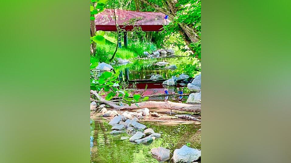 Modernes Design in wunderbarer Natur: Die neue Brücke rüber zur Regner-Insel spiegelt sich im Chambarm. Modernes Design in wunderbarer Natur: Die neue Brücke rüber zur Regner-Insel spiegelt sich im Chambarm.
