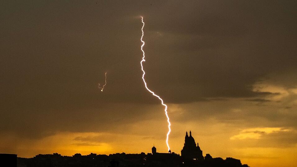 Einen Blitz entlädt sich während eines Gewitters in der Nähe der Basilika Sacre Coeur auf dem Hügel Montmartre in Paris. Studien bringen seit Jahren einen Vertrauensverlust der Franzosen in Institutionen zutage. Einen Blitz entlädt sich während eines Gewitters in der Nähe der Basilika Sacre Coeur auf dem Hügel Montmartre in Paris. Studien bringen seit Jahren einen Vertrauensverlust der Franzosen in Institutionen zutage.