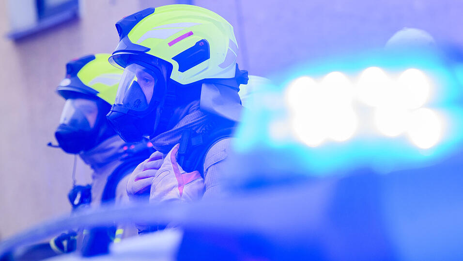 Das Symbolfoto zeigt Einsatzkräfte der Feuerwehr bei einem Brand. Das Symbolfoto zeigt Einsatzkräfte der Feuerwehr bei einem Brand.