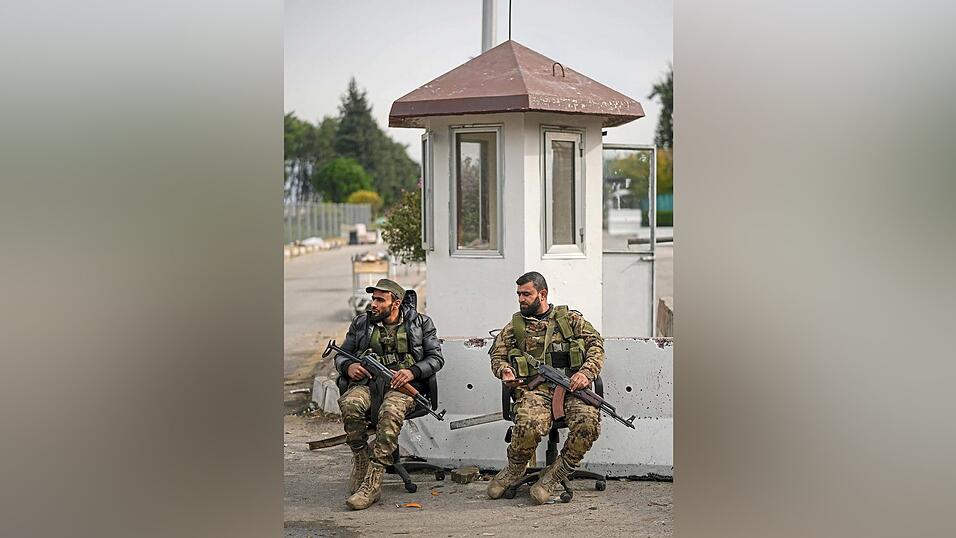 Syrische Kämpfer bewachen den Eingang eines zivilen Flughafens von Lakatia in Syrien. Die Miliz HTS, die Machthaber Assad in einer Blitzoffensive stürzte, gibt sich moderat und zugänglich. Syrische Kämpfer bewachen den Eingang eines zivilen Flughafens von Lakatia in Syrien. Die Miliz HTS, die Machthaber Assad in einer Blitzoffensive stürzte, gibt sich moderat und zugänglich.
