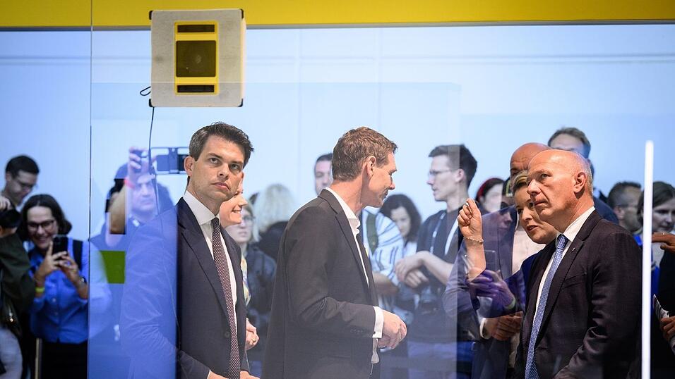Roboter putzen auf der Messe fleißig Fenster.