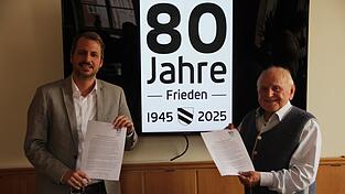 Bürgermeister Matthias Kohlmayer und Nik Söltl (r.) hoffen wieder auf regen Zuspruch beim kostenlosen Geschichtsvortrag in der Stadthalle.