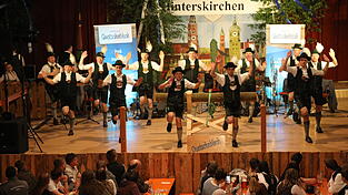Brauchtum auf der Volksfestb&uuml;hne in der Rampl-Festhalle: Die Pauluszeller Plattler waren in Aktion.