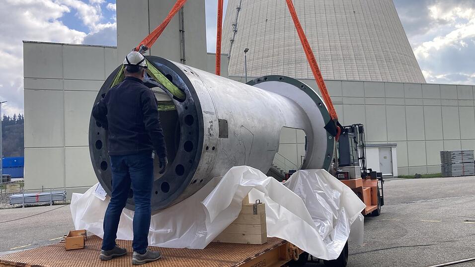 Der Rückbau geht voran: Eine Pumpenlaterne wird aus dem Reaktorgebäude entfernt.
