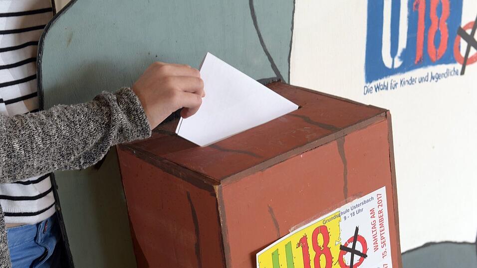 Die CSU ist bei der fiktiven Jugendwahl U18 die stärkste Partei bei bayerischen Kindern und Jugendlichen unter 18 Jahren. Repräsentativ ist diese Wahl allerdings nicht. (Archivbild) Die CSU ist bei der fiktiven Jugendwahl U18 die stärkste Partei bei bayerischen Kindern und Jugendlichen unter 18 Jahren. Repräsentativ ist diese Wahl allerdings nicht. (Archivbild)