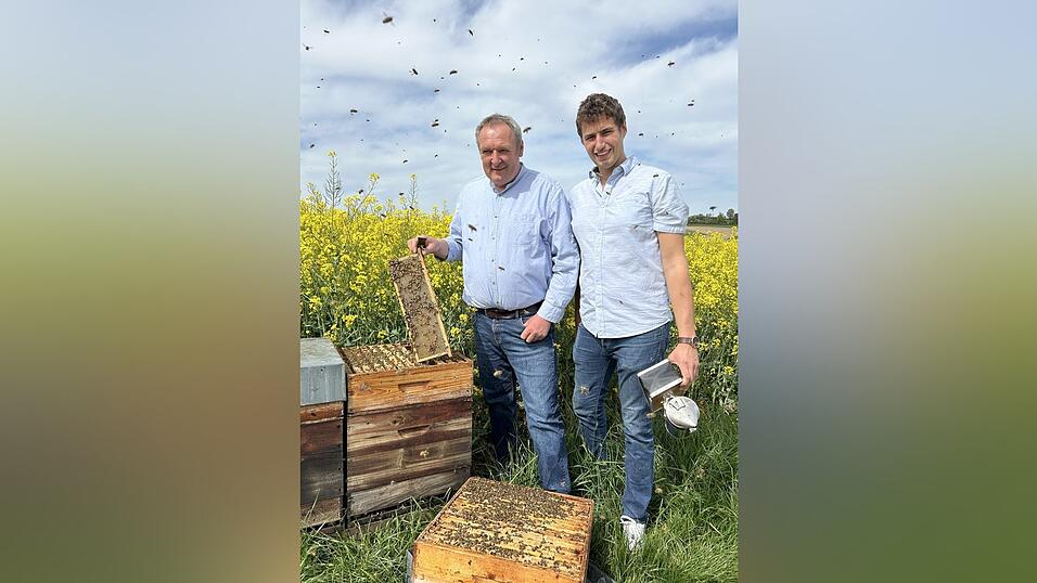 Vom Hofladen bis zur Ostbayernschau: Hans Grundner und Schwiegersohn Philip Massinger vermarkten ihren Honig regional. Vom Hofladen bis zur Ostbayernschau: Hans Grundner und Schwiegersohn Philip Massinger vermarkten ihren Honig regional.