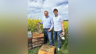 Vom Hofladen bis zur Ostbayernschau: Hans Grundner und Schwiegersohn Philip Massinger vermarkten ihren Honig regional.