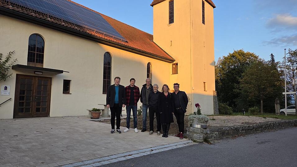 Neu ist nicht nur die PV-Anlage, sondern auch der Vorplatz. Daf&uuml;r mussten die B&auml;ume weichen. Damit die Solarmodule k&uuml;nftig nicht im Schatten verschwinden, sollen die neuen B&auml;ume kleiner sein.
