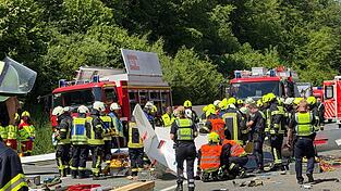 Rettungsdienste und Polizei arbeiten an der Unfallstelle, nachdem ein Segelflugzeug auf die A45 gestürzt ist. Rettungsdienste und Polizei arbeiten an der Unfallstelle, nachdem ein Segelflugzeug auf die A45 gestürzt ist.