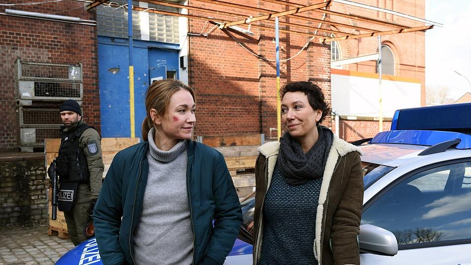 Sarah Kohr (Lisa Maria Potthoff, links) möchte am liebsten immer alles alleine schaffen, nun ist sie aber doch froh über die Hilfe ihrer ehemaligen Kollegin Paula (Ursula Strauss).