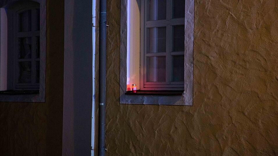 Beim Brand eines Mehrfamilienhaus in Reisbach sind in der Nacht auf Samstag vier Menschen ums Leben gekommen. Mindestens 20 weitere wurden verletzt. Beim Brand eines Mehrfamilienhaus in Reisbach sind in der Nacht auf Samstag vier Menschen ums Leben gekommen. Mindestens 20 weitere wurden verletzt.