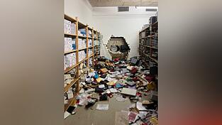 Zahlreiche Unterlagen liegen auf dem Boden des Tresorraums.