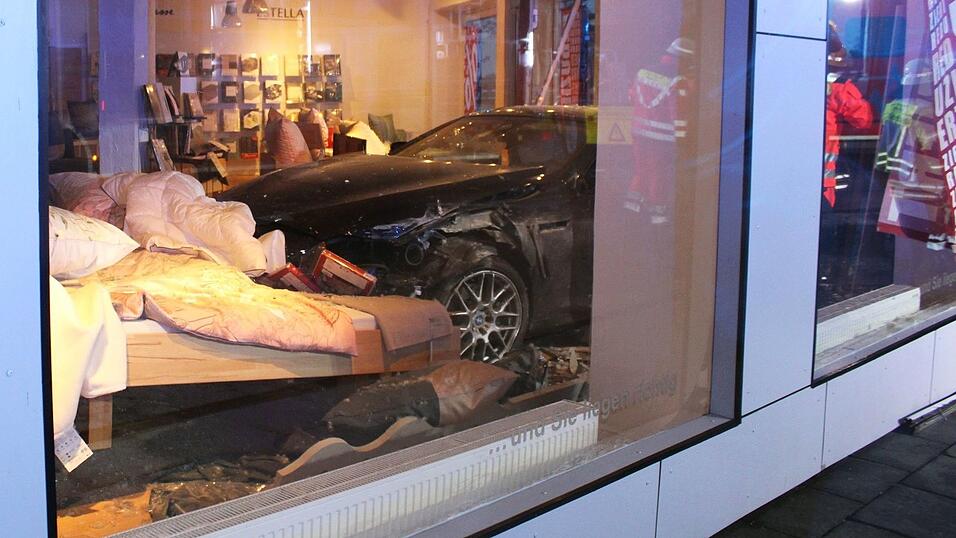 Ein Auto landet bei einem Unfall in Minden im Bettengesch&auml;ft.