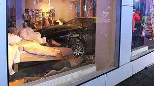 Ein Auto landet bei einem Unfall in Minden im Bettengeschäft. Ein Auto landet bei einem Unfall in Minden im Bettengeschäft.