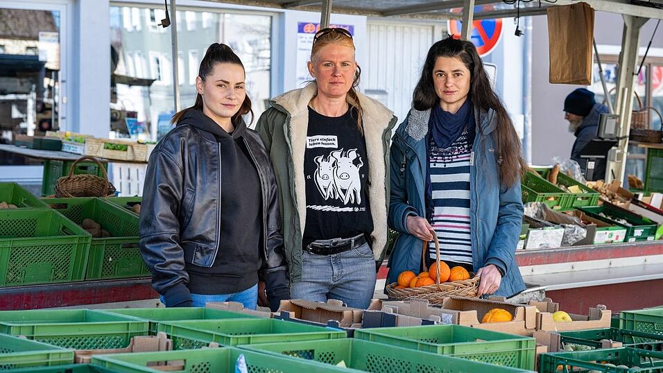 Die Gruppe «Vegan in Viechtach», zu der Nadine Döring, Birgit Becker und Vera Gögele (l-r) gehören, ist gegen das Schweine-Wettgrillen.