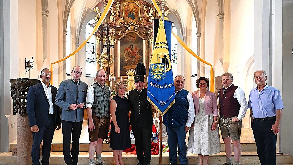 Pater Joshy (v. l.), Max Georg Graf von Arco auf Valley, Max Schraufnagl, Margit Vielmeier, Norbert Gröner, Damian Bednarkski, Petra Loibl, Josef Beham und Max Wagner Pater Joshy (v. l.), Max Georg Graf von Arco auf Valley, Max Schraufnagl, Margit Vielmeier, Norbert Gröner, Damian Bednarkski, Petra Loibl, Josef Beham und Max Wagner