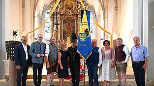 Pater Joshy (v. l.), Max Georg Graf von Arco auf Valley, Max Schraufnagl, Margit Vielmeier, Norbert Gröner, Damian Bednarkski, Petra Loibl, Josef Beham und Max Wagner