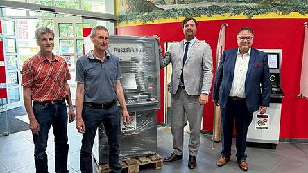 Es ist vollbracht, der Automatenaustausch ist geschafft: Johann Roider (Facility Management), Wolfgang Roider (Facility Management), Jonathan Stich (Vorstandsmitglied) und Karl-Heinz Lemberger (Bereichsdirektor Bereich Organisation).
