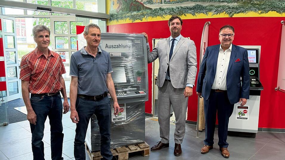 Es ist vollbracht, der Automatenaustausch ist geschafft: Johann Roider (Facility Management), Wolfgang Roider (Facility Management), Jonathan Stich (Vorstandsmitglied) und Karl-Heinz Lemberger (Bereichsdirektor Bereich Organisation). Es ist vollbracht, der Automatenaustausch ist geschafft: Johann Roider (Facility Management), Wolfgang Roider (Facility Management), Jonathan Stich (Vorstandsmitglied) und Karl-Heinz Lemberger (Bereichsdirektor Bereich Organisation).