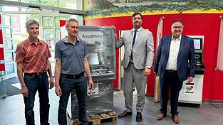 Es ist vollbracht, der Automatenaustausch ist geschafft: Johann Roider (Facility Management), Wolfgang Roider (Facility Management), Jonathan Stich (Vorstandsmitglied) und Karl-Heinz Lemberger (Bereichsdirektor Bereich Organisation). Es ist vollbracht, der Automatenaustausch ist geschafft: Johann Roider (Facility Management), Wolfgang Roider (Facility Management), Jonathan Stich (Vorstandsmitglied) und Karl-Heinz Lemberger (Bereichsdirektor Bereich Organisation).