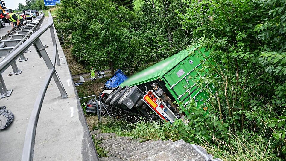 Ein Lastwagen ist auf der A96 bei Wangen verunglückt. Ein Lastwagen ist auf der A96 bei Wangen verunglückt.