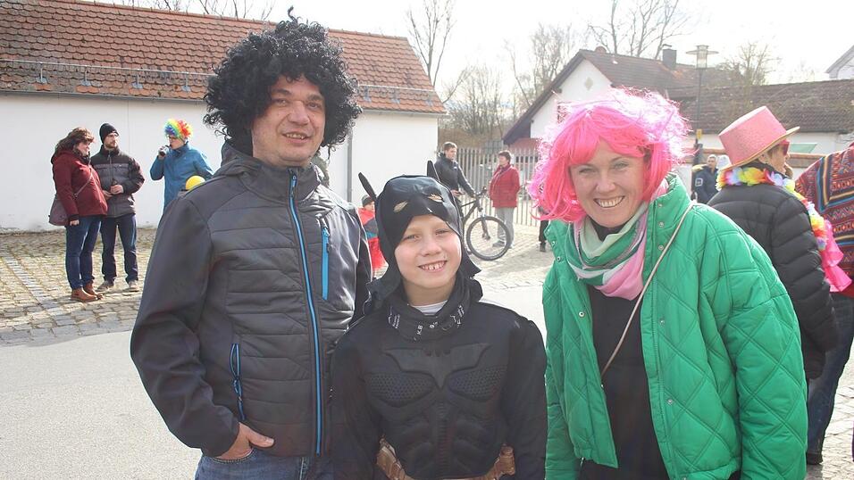 Viele Faschings-Fans haben sich am Samstag den Umzug in Langenbach angesehen. Viele Faschings-Fans haben sich am Samstag den Umzug in Langenbach angesehen.