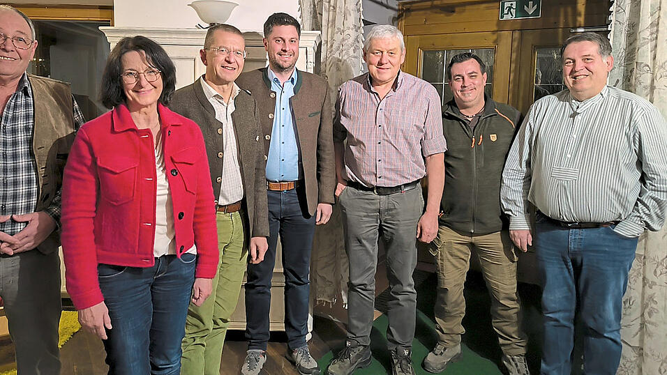 Die Protagonisten des Abends (von links): Vorsitzender der Arbeitsgemeinschaft der Jagdgenossenschaften, Alois Lummer, Gesch&auml;ftsf&uuml;hrerin des BBV Straubing, Ingrid Ecker, stellvertretender Beh&ouml;rdenleiter und Bereichsleiter Forst beim AELF, Klaus St&ouml;gbauer, stellvertretender Landrat Andreas Aichinger, Johann Lanzinger von der Unteren Jagdbeh&ouml;rde, Axel K&ouml;ppen und sein Kollege und Jagdp&auml;chter in Parkstetten, Thomas Menacher