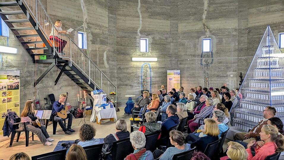 Einmaliges Ambiente: Claudia Sagmeister las von der Aufstiegstreppe im Plattlinger Wasserturm aus ihrem neuen Krimi.