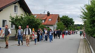 Keine Straße ohne Warnbaken: So hat Haselbach auch am Tag des Dorfwettbewerbs im Juli (Bild) ausgesehen.