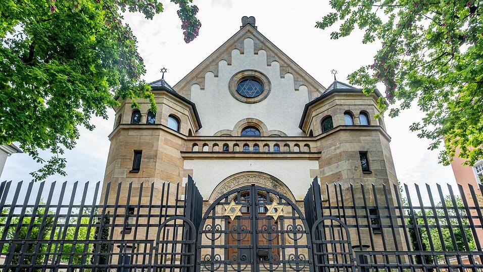 Die Synagoge in der Wittelsbacherstraße zeugt vom Neubeginn des jüdischen Lebens in der Stadt. Die Synagoge in der Wittelsbacherstraße zeugt vom Neubeginn des jüdischen Lebens in der Stadt.
