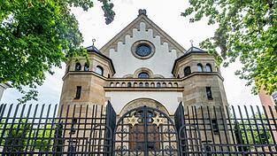 Die Synagoge in der Wittelsbacherstraße zeugt vom Neubeginn des jüdischen Lebens in der Stadt. Die Synagoge in der Wittelsbacherstraße zeugt vom Neubeginn des jüdischen Lebens in der Stadt.
