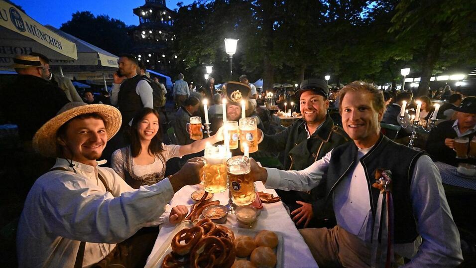 Bei Kerzenschein: Wenn die Stadt noch schläft, feiern Tausende Menschen im Englischen Garten den Kocherlball. (Archivbild) Bei Kerzenschein: Wenn die Stadt noch schläft, feiern Tausende Menschen im Englischen Garten den Kocherlball. (Archivbild)