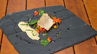 Martin Kirchner, Koch im Sommerkeller in Straubing, empfiehlt einen Huchen vom Zedernholzbrett mit Lavendel, Blumenkohl, Passepierre, Baby-Tomaten und Kapuzinerkresse.