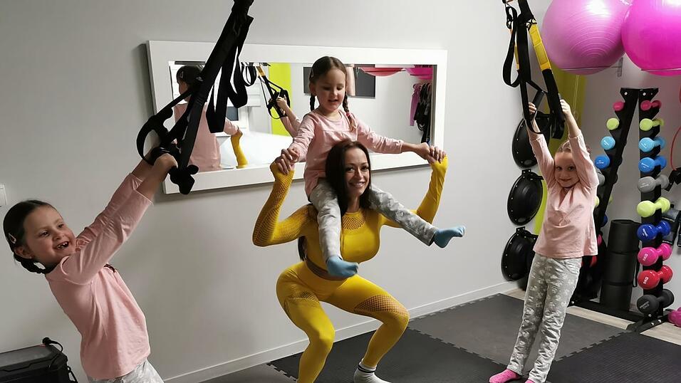 Jenny Pfeiffer mit der 'Kraft der drei Herzen': ihre Töchter Leonie, Kimberly und Celina. Jenny Pfeiffer mit der 'Kraft der drei Herzen': ihre Töchter Leonie, Kimberly und Celina.