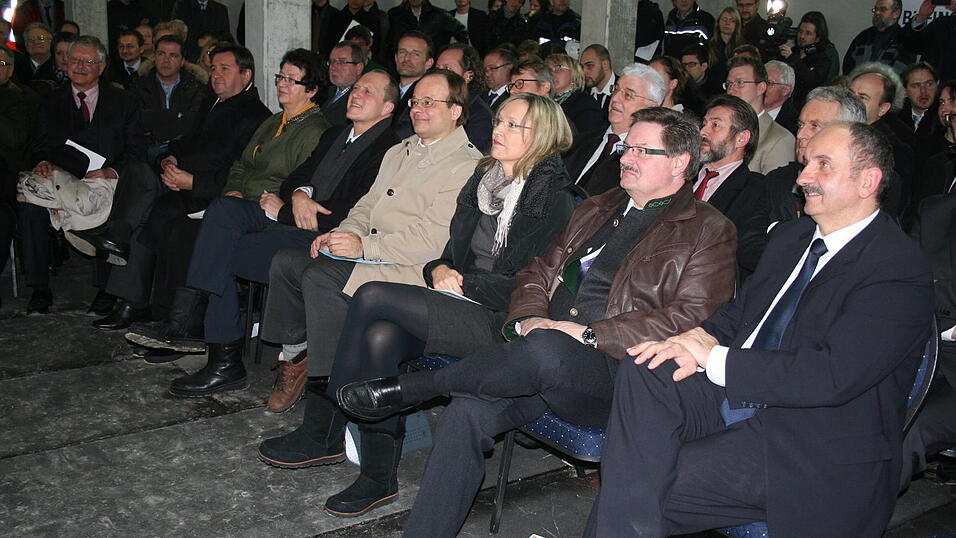 Fotos vom Richtfest f&uuml;r die Sicherungsverwahrung in der Straubinger JVA. (Foto: fun)