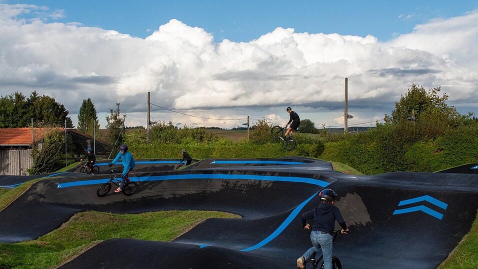 Obwohl die Werkstattstation und der Wetterschutz noch fehlen, erfreut sich der Pumptrack bereits großer Beliebtheit. Obwohl die Werkstattstation und der Wetterschutz noch fehlen, erfreut sich der Pumptrack bereits großer Beliebtheit.