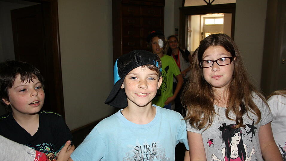 Die Viertklässler der Straubinger Grundschule St. Josef stärkten sich zu Beginn der Führung durch das Verlagshaus des Straubinger Tagblatts mit Getränken. Der Film über den Verlag und dessen Entstehungsgeschichte entlockte den 27 Jungen und Mädchen viele 'Ohh's und 'Ahh's. Vor allem die Druckerei faszinierte die Schüler. (Foto: Pfeffer) Die Viertklässler der Straubinger Grundschule St. Josef stärkten sich zu Beginn der Führung durch das Verlagshaus des Straubinger Tagblatts mit Getränken. Der Film über den Verlag und dessen Entstehungsgeschichte entlockte den 27 Jungen und Mädchen viele 'Ohh's und 'Ahh's. Vor allem die Druckerei faszinierte die Schüler. (Foto: Pfeffer)