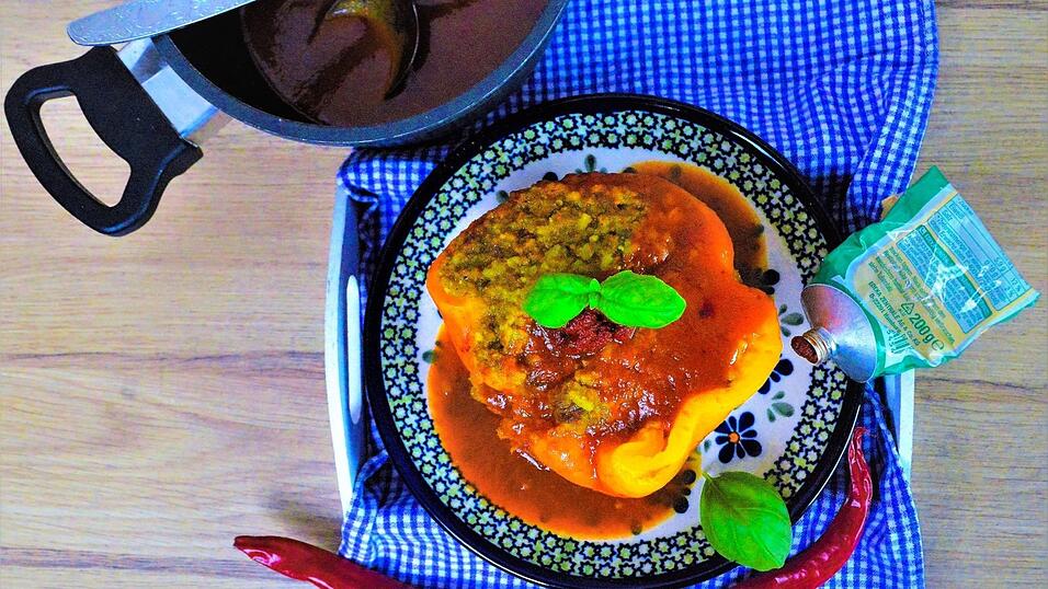 Die fertige Paprikahälfte - gefüllt mit Reis und Hackfleisch.