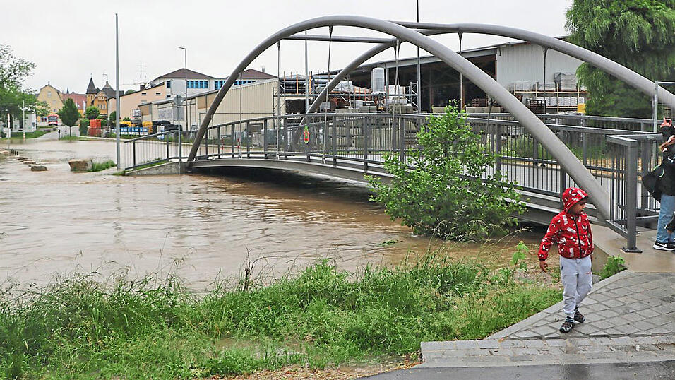Der an die Abens angrenzende Volksfestplatz in Mainburg glich einem See. Der an die Abens angrenzende Volksfestplatz in Mainburg glich einem See.